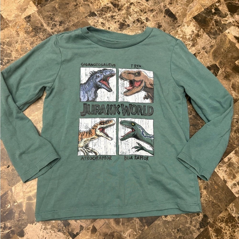 4/30$ Jurassic World longsleeve dino 4 years